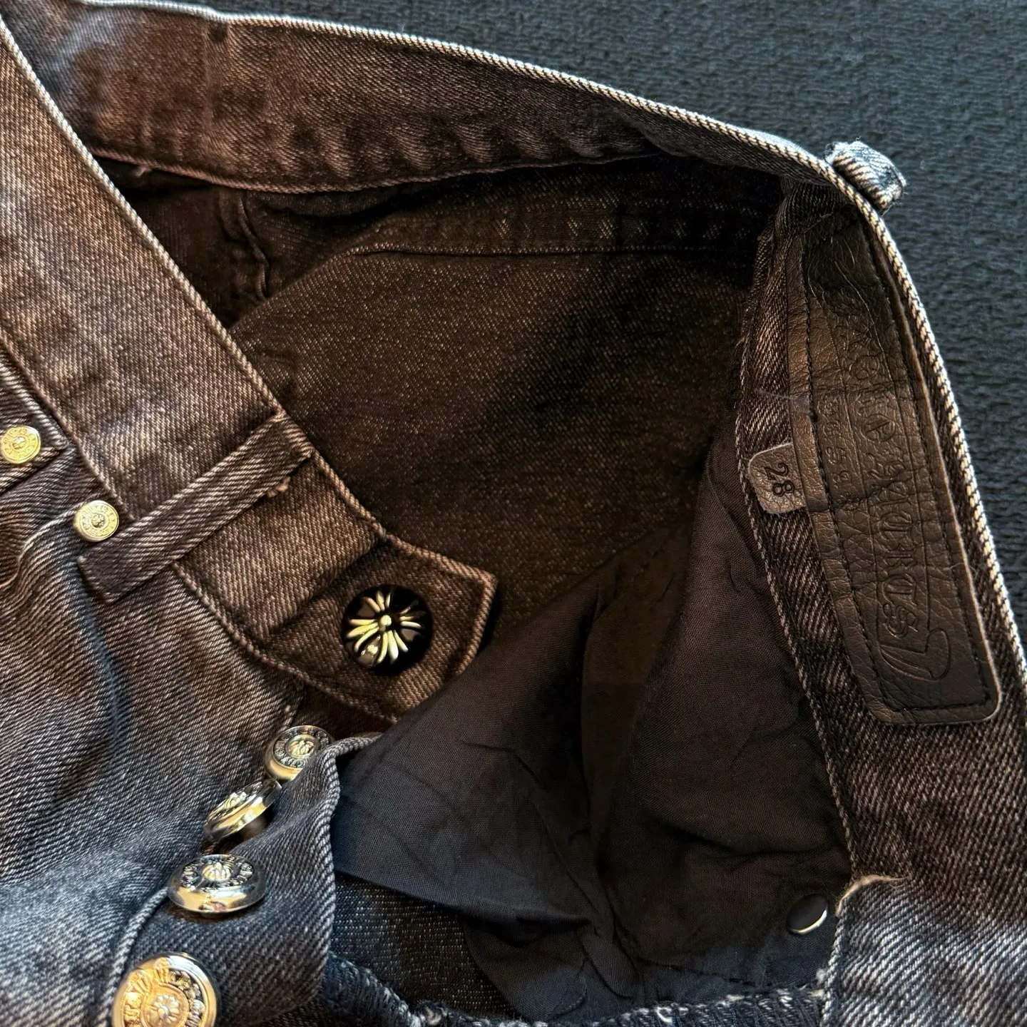 P300 style number: D357 ChromeHearts ChromeHearts multi-color skull contrasting leather patch straight pants ceiling-level jeans, a pair is hard to find at the counter‼ ️About Zangyin✅This is an extremely luxurious fashion brand that can also be called the aristocracy of the high street. It has always been an exclusive brand for some hipsters or rich second generations. The color of this model is already very eye-catching by using a unique washed material. It is decorated with pink patch cross flowers, which cleverly highlights the charm of the brand. Secondly, this model adopts a classic high-waist cut design, which highlights the long legs and fashionable temperament of the upper body. The brand is highly recognizable and the slim-fitting configuration is more suitable for daily wear. The personality will be fashionable and the specifications can be seen at a glance. Materials and technology ✅ Needless to say, this point goes without saying. As an excellent craftsman brand, Zangyin's requirements for details and craftsmanship are really perfect. The washed color of this model has gone through a lot of processes, not to mention the embellishment of the denim appliqués. It is also purely handmade and sewn. Just like what they believe in, only handmade things have soul and have the meaning of wearing. A top-notch heavy-duty fashionable denim item, recommended by both hands‼ ️ Size: 28, 30, 32, 34, 36 (S-XXL) Color: washed gray Size reference: Pants length 100 102 104 106 106 Waist 72 76 80 84 88 Recommended weight S (about 110 pounds) M (about 120 pounds) L (about 140 pounds) XL (about 165) XXL (about 185)